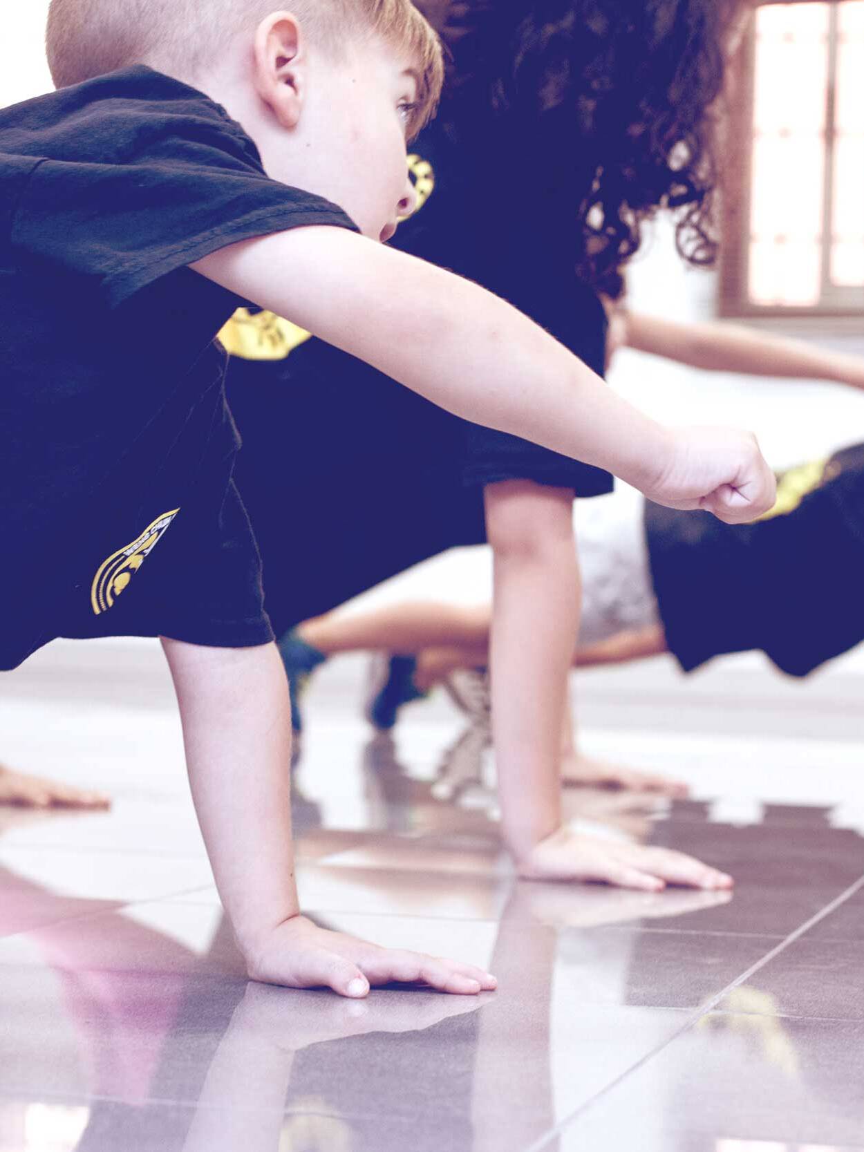 Clases de Weng Chun Kung Fu Shaolin Infantil en A Coruña, Galicia España: niños haciendo estiramientos